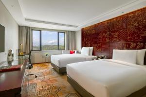 China Hotel Guangzhouにあるベッド