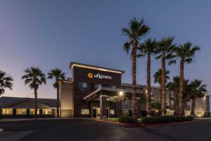 un hotel con palmeras delante en La Quinta Inn & Suites by Wyndham Las Vegas Nellis, en Las Vegas