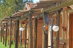 una valla de madera con luces en el lateral de una casa en Pousada Faruk, en Olímpia