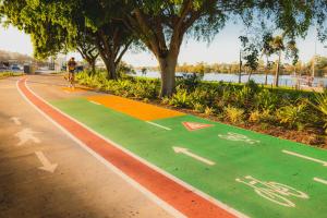 una persona che va in bicicletta su una pista ciclabile di View Brisbane a Brisbane