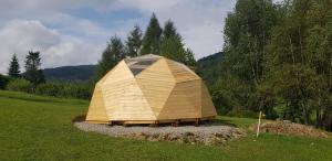 una grande tenda a cupola in legno in un campo di Bacówka PTTK Jaworzec a Wetlina