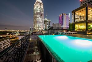 uma piscina no topo de um edifício com um horizonte da cidade em Icon Saigon - LifeStyle Design Hotel em Cidade de Ho Chi Minh