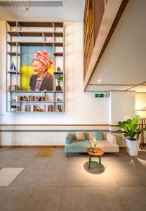 um lobby com um sofá e uma foto de uma mulher em Icon Saigon - LifeStyle Design Hotel em Cidade de Ho Chi Minh