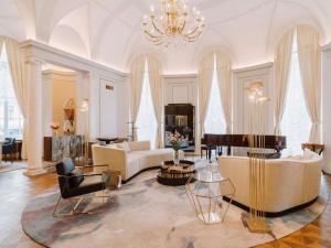 sala de estar con sofá y piano en Raffles Europejski Warsaw, en Varsovia