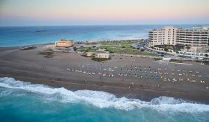 een luchtzicht op een strand met gebouwen en de oceaan bij Cactus Hotel in Rhodos-stad