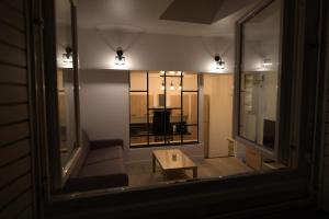 欧塞尔Cosy appartement Hyper centre ville avec cour + Patio的从窗户可欣赏到客厅的景色