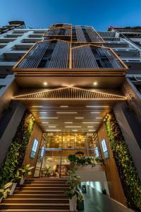 um edifício com escadas e plantas em frente em Icon Saigon - LifeStyle Design Hotel em Cidade de Ho Chi Minh