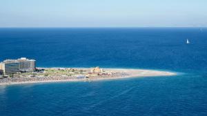 een eiland in het midden van de oceaan bij Cactus Hotel in Rhodos-stad