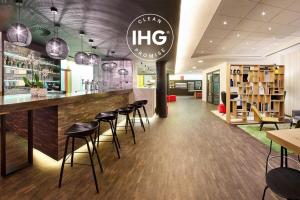 הלאונג' או אזור הבר ב-Holiday Inn Express Hasselt, an IHG Hotel