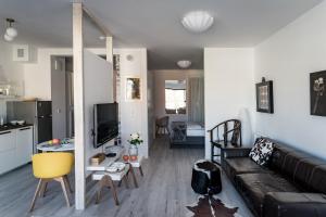 - un salon avec un canapé et une table dans l'établissement CLASSY APARTMENTS - Gdańsk - Widok z Wyspy, à Gdańsk