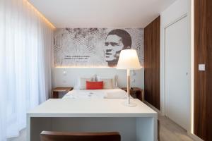 The ICONS Lisbon Hotel 객실 침대