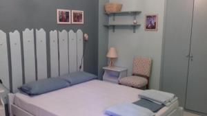 1 dormitorio pequeño con 1 cama y 1 silla en iliolithos rooms, en Kardhamili