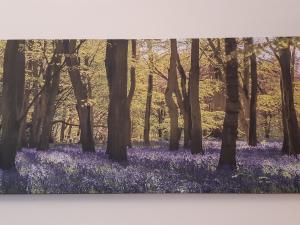 uma pintura de uma floresta de sinos azuis em Akord Apartment Centrum with FREE PARKING em Pärnu