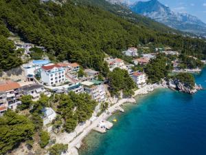 uma vista aérea de uma cidade nas margens de uma massa de água em Villa Višnja em Brela