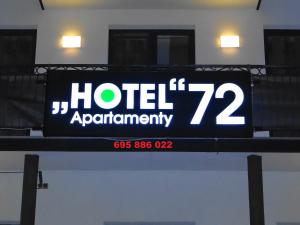 Hotel Apartamenty 72 في بلوك: لوحة مكتوب عليها شقق فندقية على لوحة تقييم