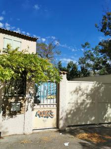 Naktsmītnes APPARTEMENT EN SOUS SOL DE VILLA avec accès jardin et piscine Marseļā fotogalerijas attēls