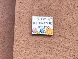 ein Schild an der Wand mit Blumen drauf in der Unterkunft Casa del Balcone Fiorito in Cormòns