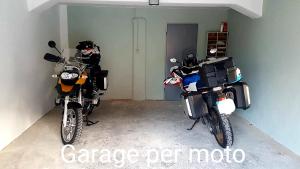 duas motos estão estacionadas numa garagem em Da Chris e Lisa em Trento