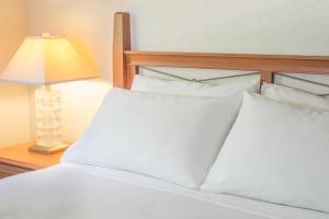 Tempat tidur dalam kamar di Robin Hood Inn and Suites