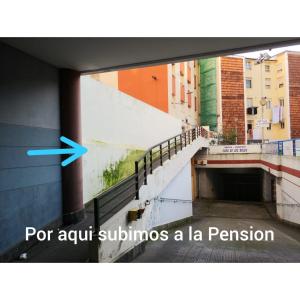 桑坦德Pension El Figon的蓝色箭头的建筑物的楼梯