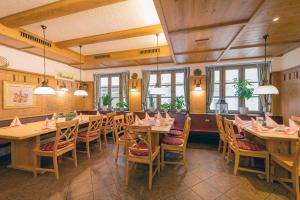 מסעדה או מקום אחר לאכול בו ב-Hotel Restaurant Goldener Hirsch