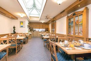 מסעדה או מקום אחר לאכול בו ב-Hotel Restaurant Goldener Hirsch