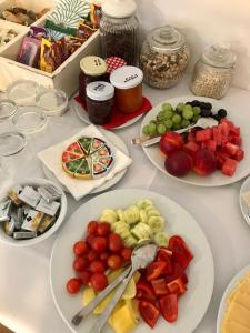 een tafel met fruitschalen en andere voedingsmiddelen bij U Námořníka-Restaurant a penzion in Hukvaldy