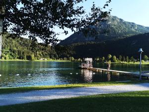 przystań w środku jeziora w obiekcie Hotel Goldener Löwe w mieście Kufstein