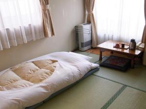 Moto-Hakone Guest House में एक कमरे में एक या कई बेड