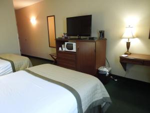 Baymont by Wyndham Louisville Airport Southにあるテレビまたはエンターテインメントセンター