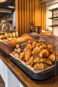 un montón de pasteles en un mostrador en una panadería en CPH Studio Hotel, en Copenhague