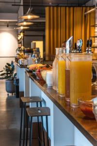 un mostrador con varios vasos de jugo de naranja en él en CPH Studio Hotel, en Copenhague