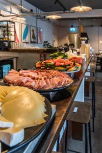 un buffet con varios platos de carne y hortalizas en CPH Studio Hotel, en Copenhague