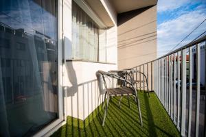 una sedia seduta sul balcone di una casa di Rania Apartments a Cluj-Napoca