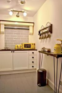 una cucina con forno a microonde giallo su un bancone di City Studios a Ely