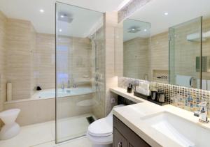 e bagno con servizi igienici, lavandino e doccia. di Oakwood Premier Guangzhou a Canton