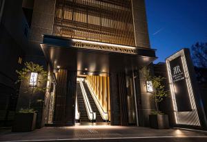 Un escalier se trouve à l'avant de l'immeuble. dans l'établissement Rihga Gran Kyoto, à Kyoto