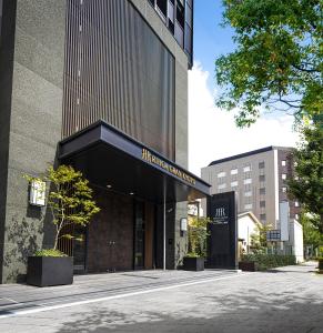 un bâtiment avec un panneau à l'avant dans l'établissement Rihga Gran Kyoto, à Kyoto