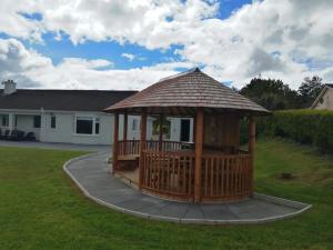 - un kiosque dans la cour d'une maison dans l'établissement Marina views, Kinsale, Exquisite holiday homes, sleeps 20, à Kinsale