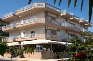 Un grand bâtiment avec un balcon est à votre disposition. dans l'établissement Harisis Apartments, à Olympiakí Aktí