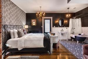 una camera con letto e un bagno con vasca di Slaymaker & Nichols Gastro House & Inn a Charlottetown