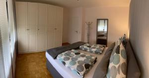 1 dormitorio con cama y espejo en Ferienwohnung Baumberger-Auszeit, en Coesfeld