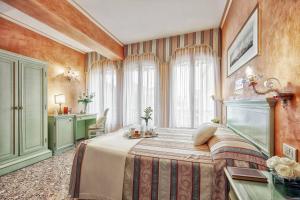 - une chambre avec un lit et un bureau dans l'établissement Hotel Firenze, à Venise