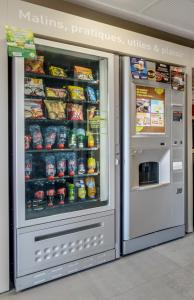 un distributore automatico in un negozio di cibo e bevande di B&B HOTEL Poitiers Aéroport a Poitiers