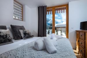 Ліжко або ліжка в номері Yeti Lodge Chalets & Apartments