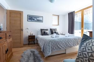 Ліжко або ліжка в номері Yeti Lodge Chalets & Apartments