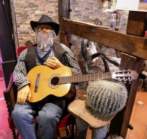 une statue d'un homme tenant une guitare dans l'établissement Western-Inn, à Klipphausen