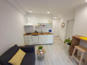 uma sala de estar com um sofá e uma cozinha em Viva Zadar em Zadar