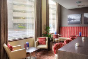 Ruang duduk di Holiday Inn Express - Glasgow - City Ctr Theatreland, an IHG Hotel