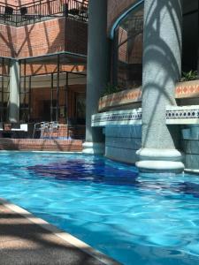 a swimming pool in the middle of a building at Casa Morales Hotel Internacional y Centro de Convenciones in Ibagué